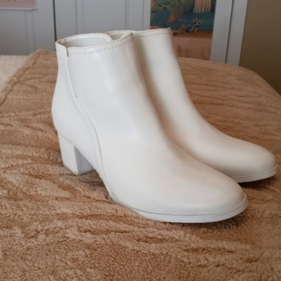 Sekayisore White Low-Heeled Chelsea Ankle Boots Side Zipper Size 8.5 - Picture 2 of 7